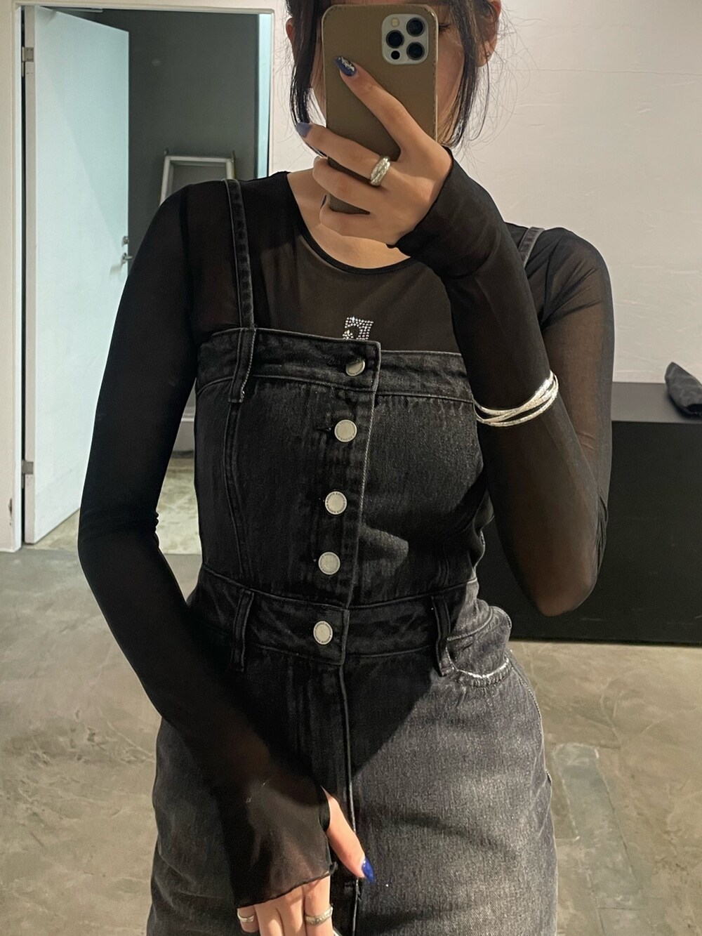 ブラック系のTシャツ/カットソー、ブラック系のワンピース、ブラック系のハンドバッグを着用したレディースの春コーディネートの3枚目の写真