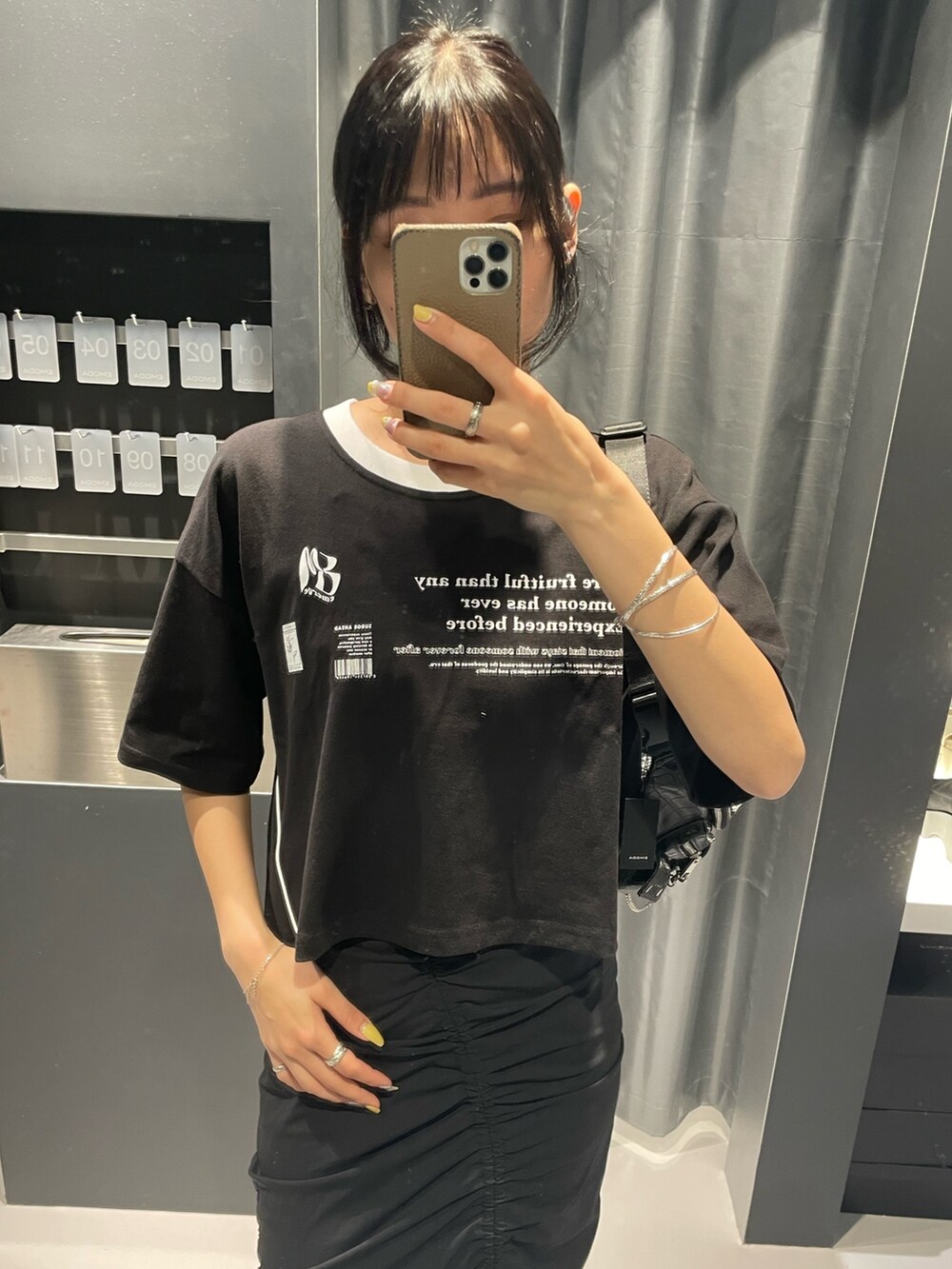 ブラック系のTシャツ/カットソー、ブラック系のハンドバッグ、ブラック系のワンピースを着用したレディースの春コーディネートの4枚目の写真