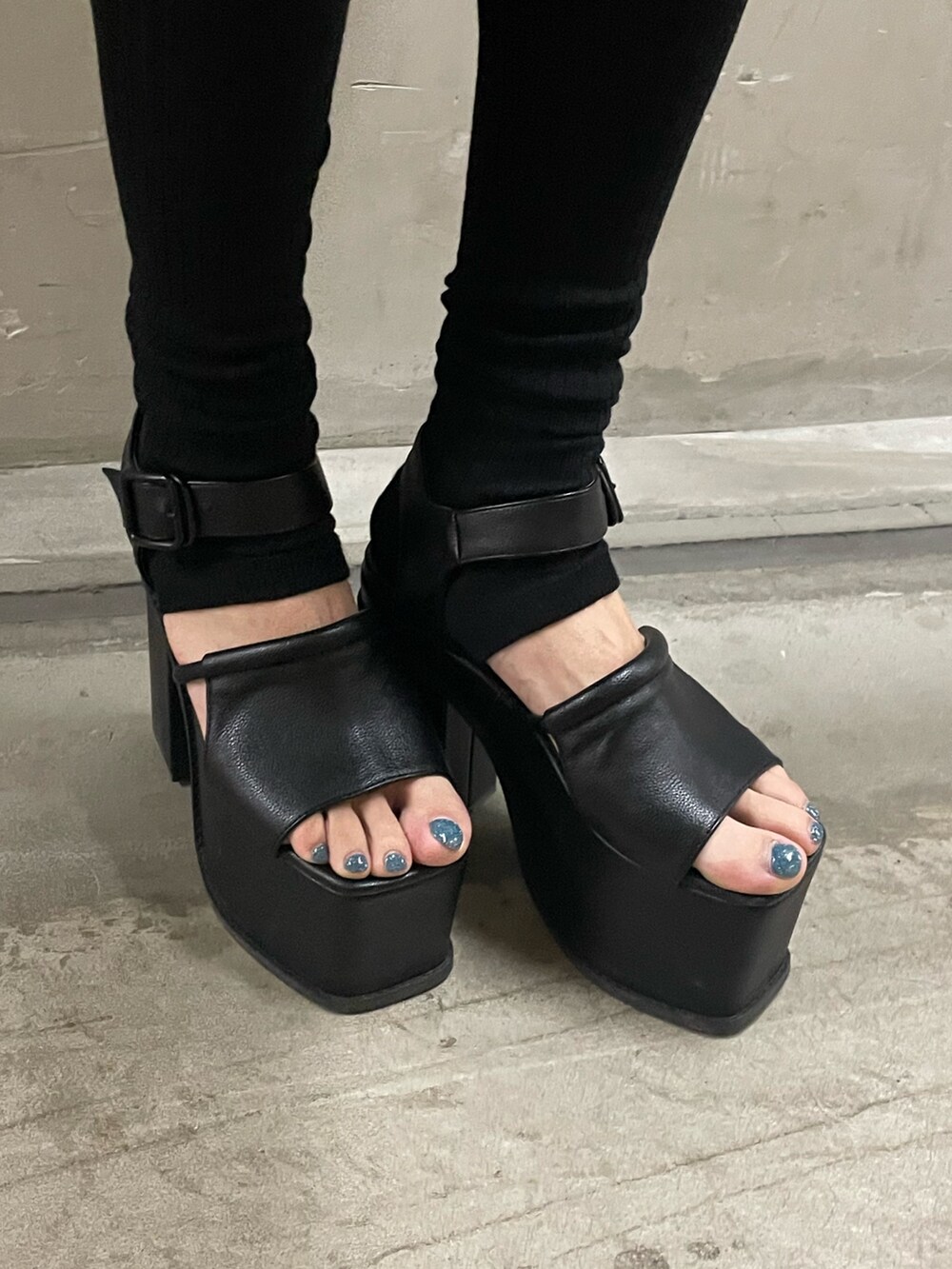 ホワイト系のシャツ/ブラウス、ブラック系のデニムパンツ、ブラック系のサンダルを着用したレディースの春コーディネートの7枚目の写真