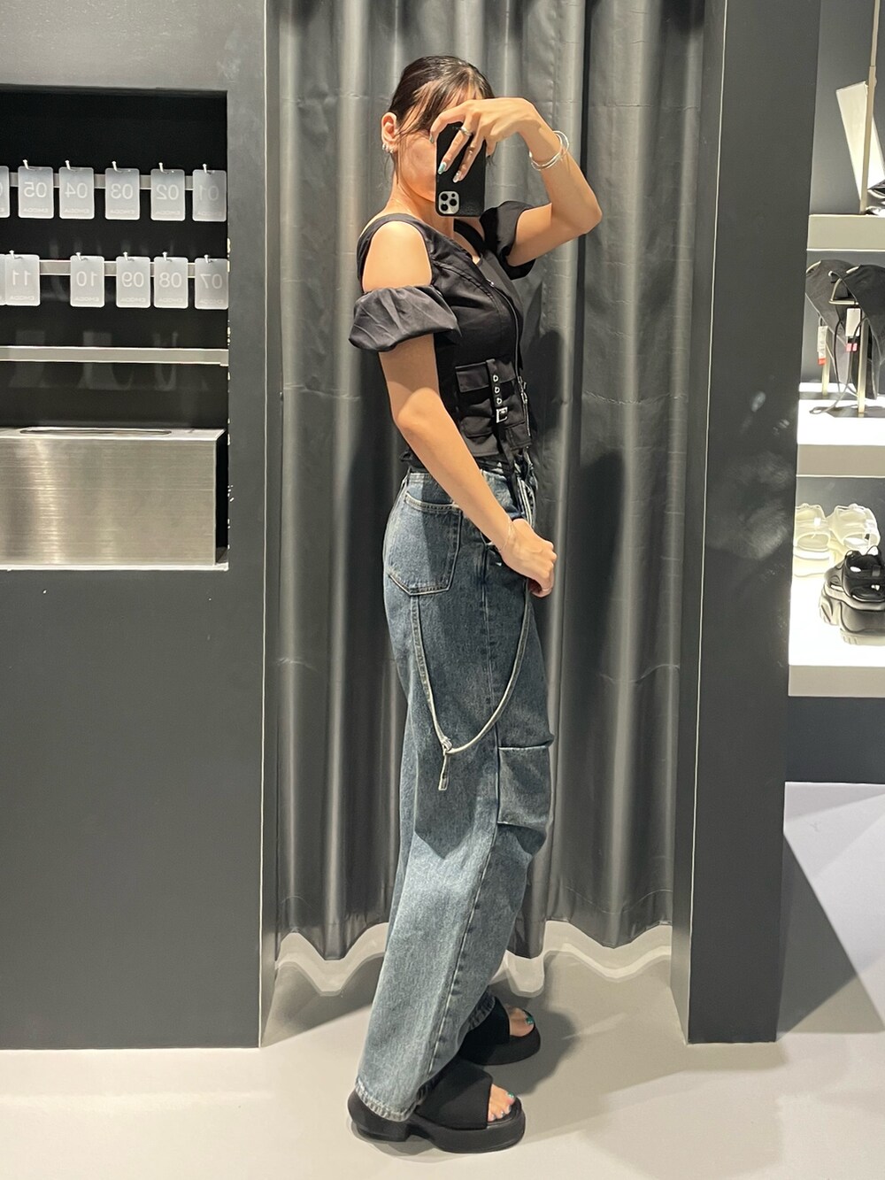 ブラック系のTシャツ/カットソー、ブルー系のデニムパンツ、ブラック系のサンダルを着用したレディースの夏コーディネートの2枚目の写真