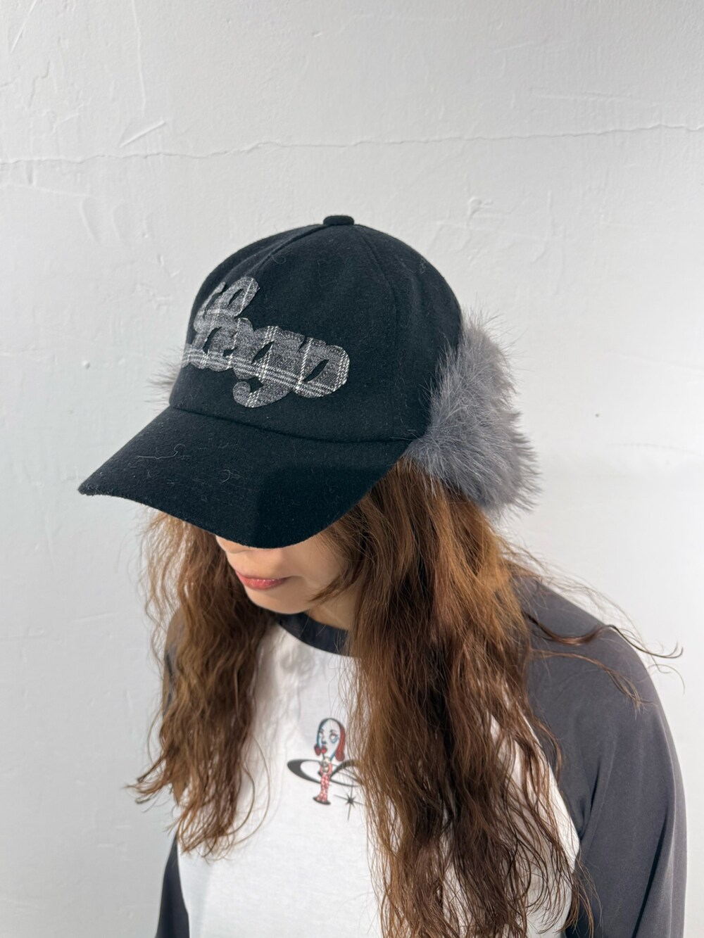 グレー系のTシャツ/カットソー、ブラウン系のその他パンツ、ブラック系のブーツを着用したレディースの秋コーディネートの7枚目の写真