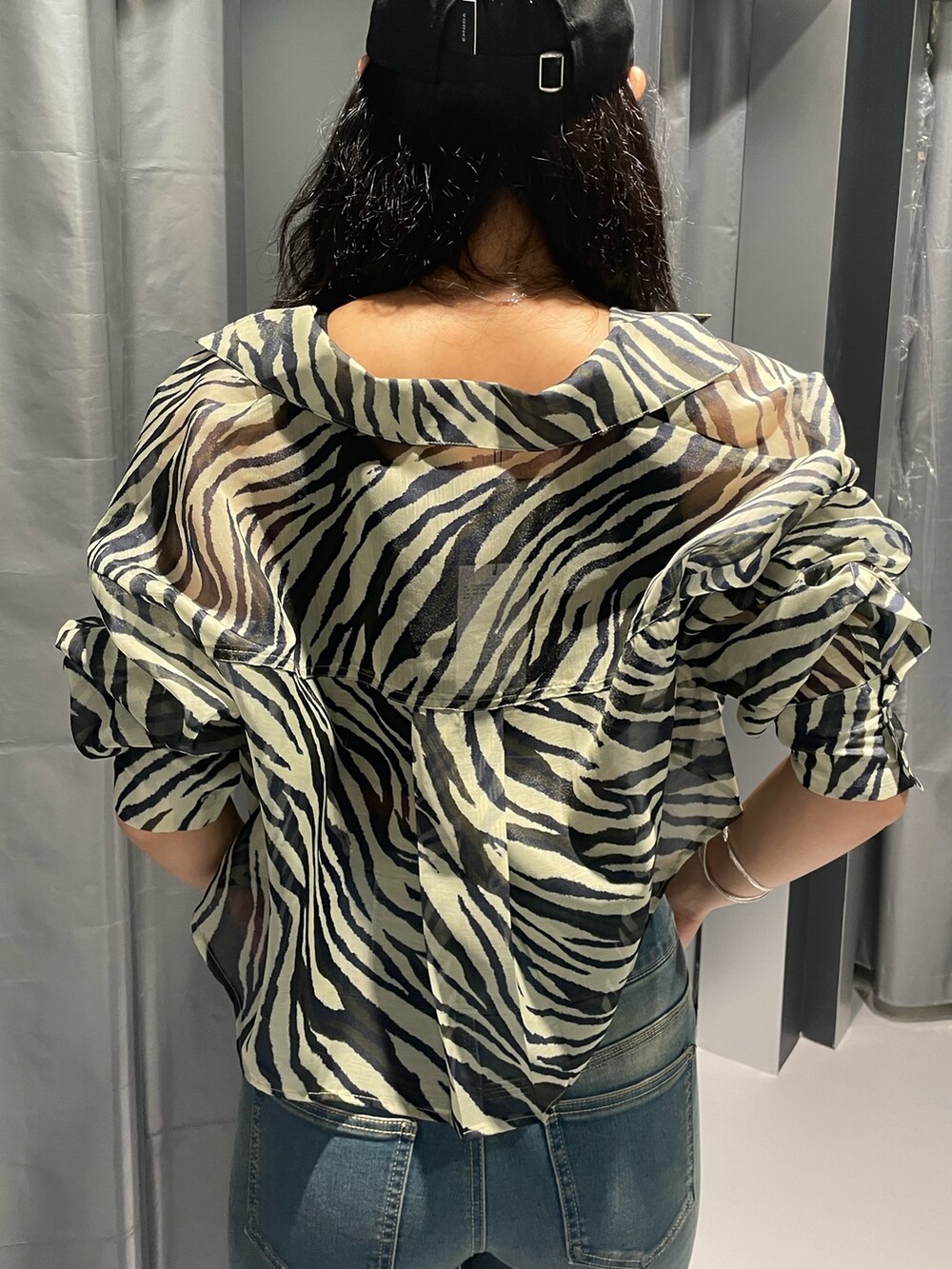 ブラック系のタンクトップ、その他のシャツ/ブラウス、ブルー系のデニムパンツを着用したレディースの夏コーディネートの6枚目の写真