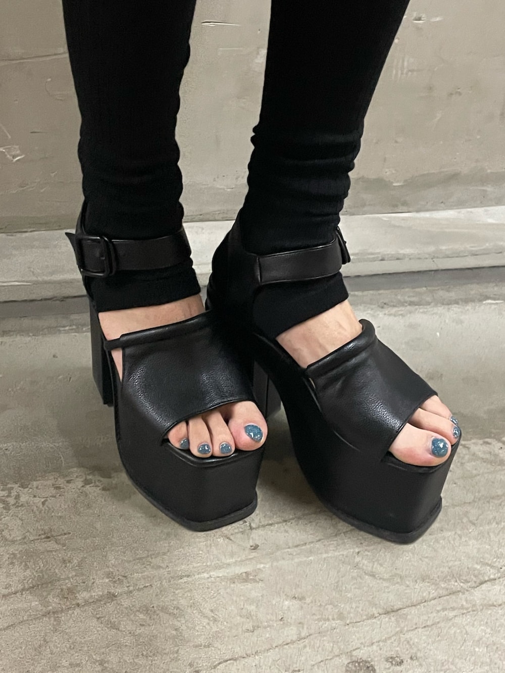 ブラック系のTシャツ/カットソー、ブラック系のスカート、ブラック系のサンダルを着用したレディースの春コーディネートの10枚目の写真