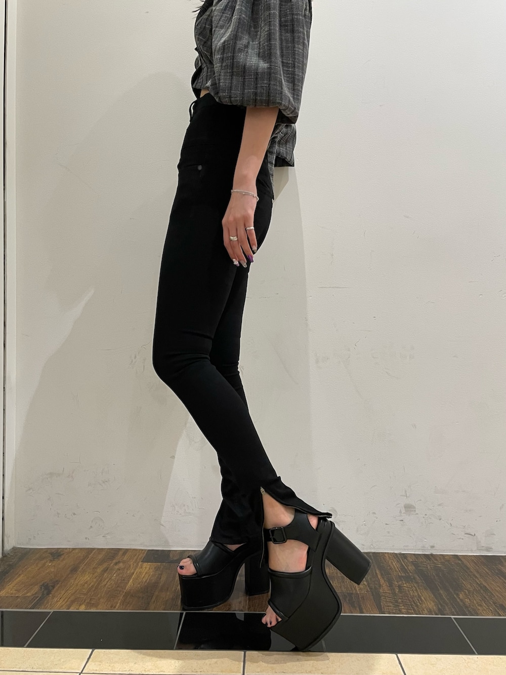 ブラック系のTシャツ/カットソー、ブラック系のデニムパンツ、ブラック系のサンダルを着用したレディースの夏コーディネートの5枚目の写真