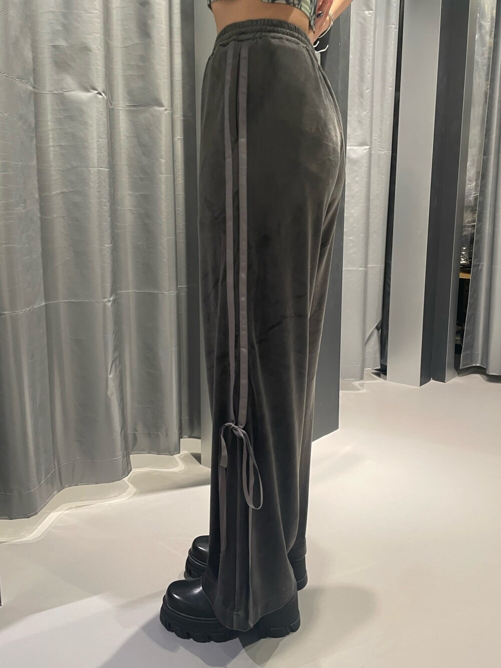 その他のタンクトップ、グレー系のその他パンツ、ブラック系のブーツを着用したレディースの夏コーディネートの7枚目の写真