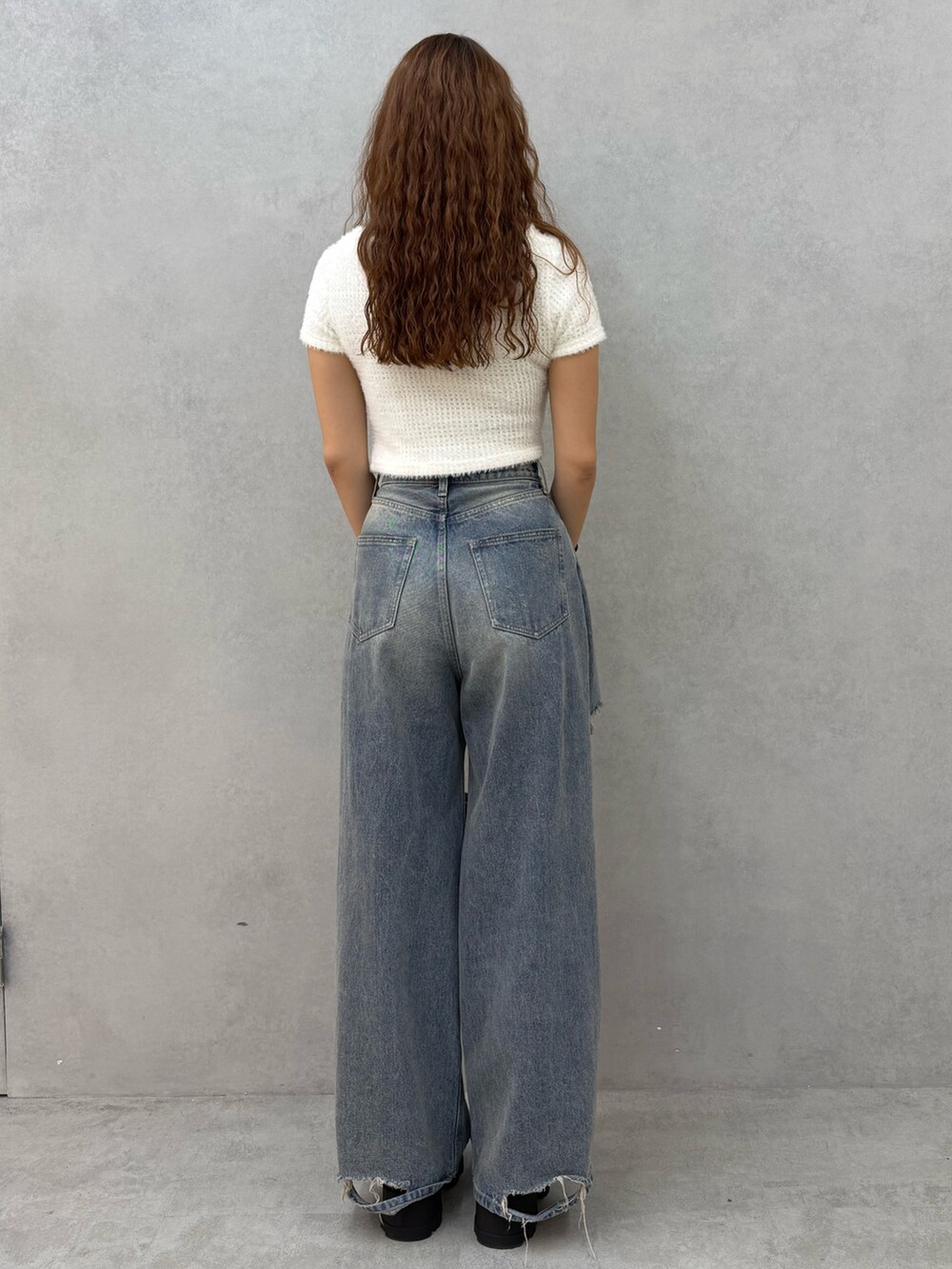 ホワイト系のTシャツ/カットソー、ブルー系のデニムパンツ、ブラック系のハンドバッグを着用したレディースの夏コーディネートの3枚目の写真