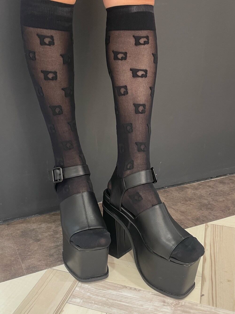 ホワイト系のタンクトップ、ブラック系のブルゾン、ブラック系のスカートを着用したレディースの春コーディネートの10枚目の写真