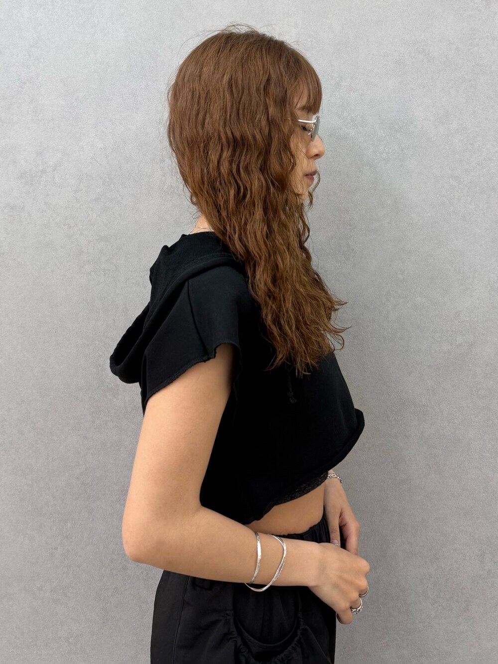 ブラック系のTシャツ/カットソー、ブラック系のTシャツ/カットソー、ブラック系のサンダルを着用したレディースの夏コーディネートの5枚目の写真