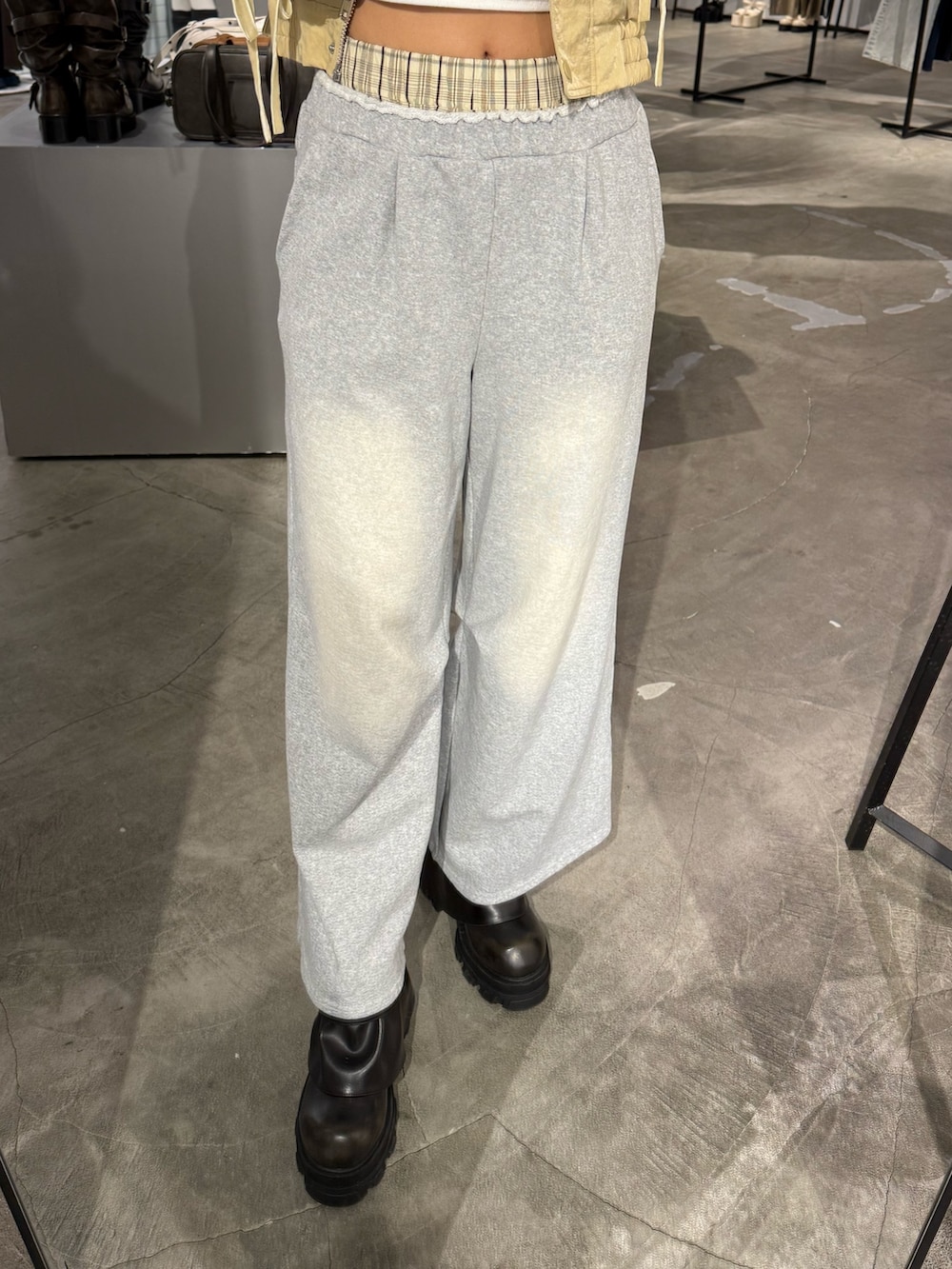 ホワイト系のTシャツ/カットソー、イエロー系のブルゾン、グレー系のスウェットパンツを着用したレディースの春コーディネートの5枚目の写真