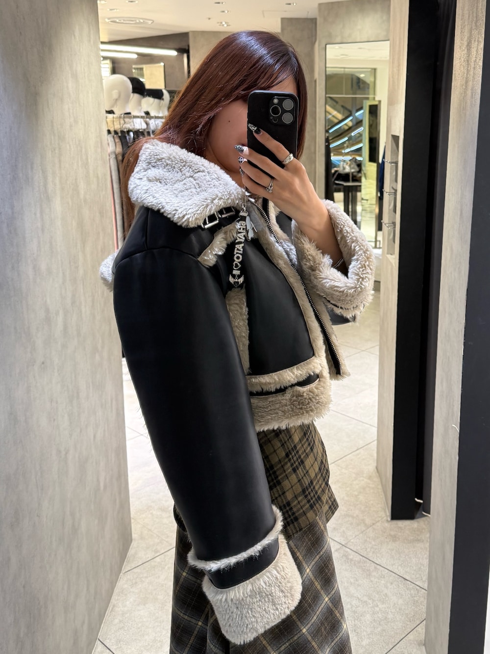 ブラック系のブーツ、グリーン系のスカート、その他のブルゾンを着用したレディースの秋コーディネートの5枚目の写真