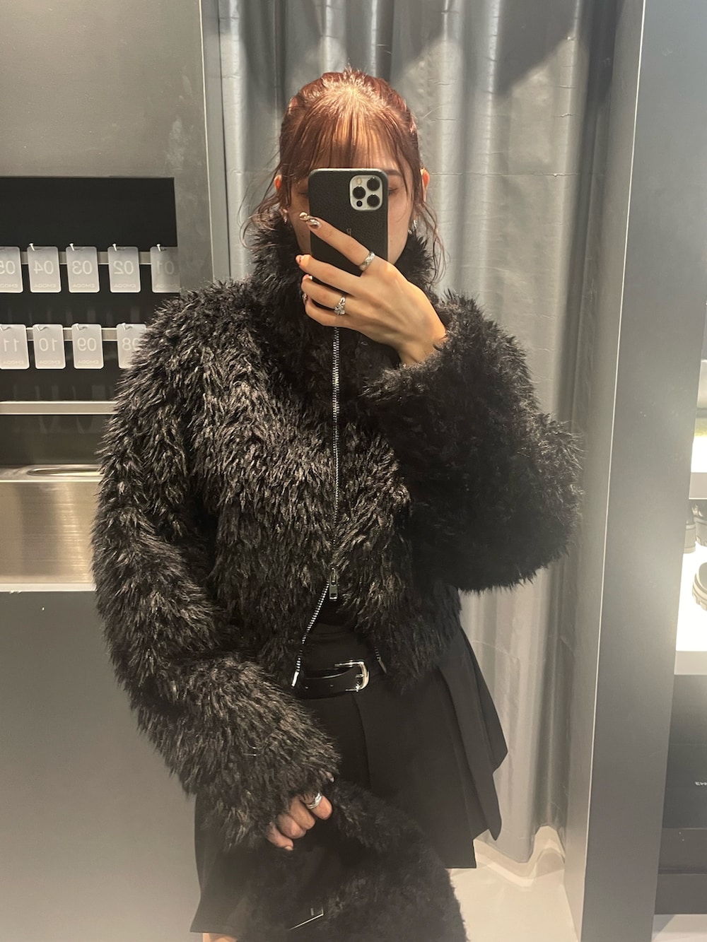 ブラック系のTシャツ/カットソー、ブラック系のブルゾン、ブラック系のスカートを着用したレディースの冬コーディネートの4枚目の写真