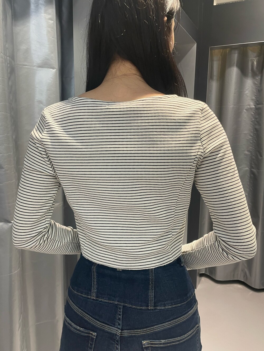 その他のTシャツ/カットソー、ブルー系のデニムパンツ、ブラック系のサンダルを着用したレディースの春コーディネートの6枚目の写真