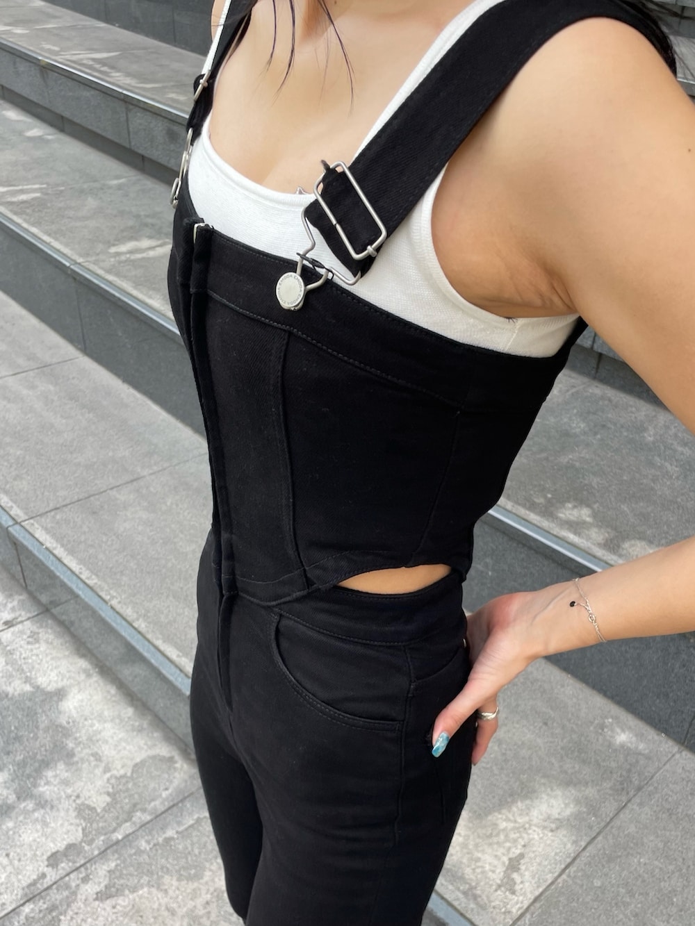 ホワイト系のタンクトップ、ブラック系のつなぎ/オールインワン、ホワイト系のサンダルを着用したレディースの夏コーディネートの3枚目の写真