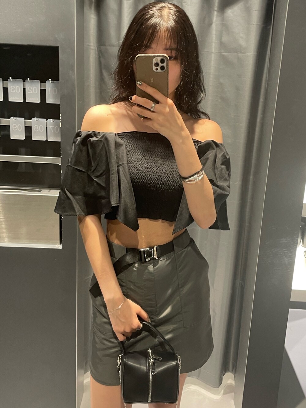 ブラック系のTシャツ/カットソー、ブラック系のハンドバッグ、グレー系のスカートを着用したレディースの夏コーディネートの5枚目の写真