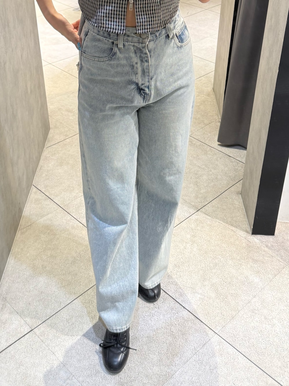 ブラック系のシャツ/ブラウス、ブルー系のデニムパンツ、ブラック系のスニーカーを着用したレディースの春コーディネートの5枚目の写真