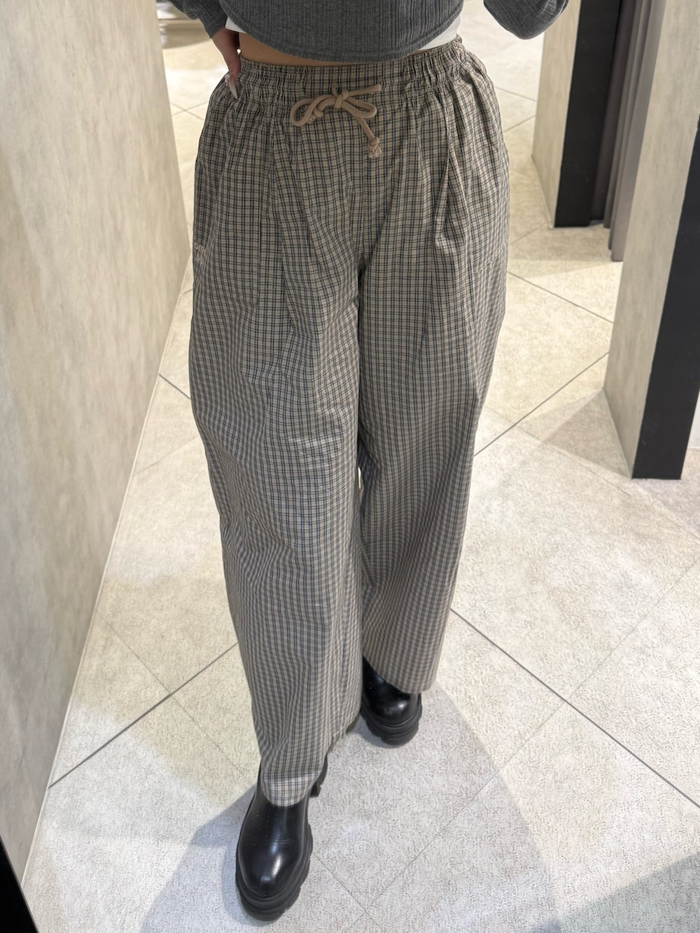 グレー系のTシャツ/カットソー、ベージュ系のその他パンツ、ブラック系のスニーカーを着用したレディースの春コーディネートの5枚目の写真