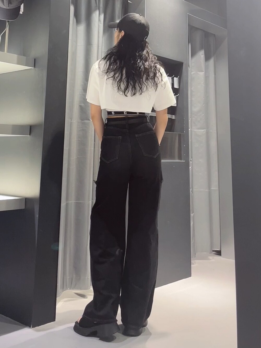 ホワイト系のTシャツ/カットソー、ブラック系のデニムパンツ、ブラック系のサンダルを着用したレディースの夏コーディネートの3枚目の写真