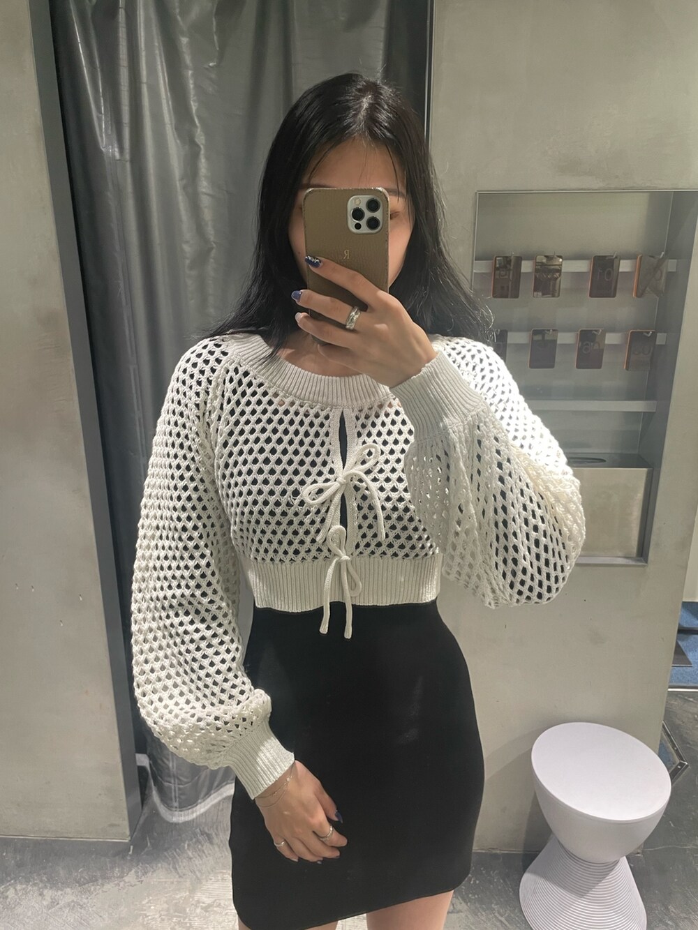 ホワイト系のワンピース、ブラック系のブーツを着用したレディースの冬コーディネートの3枚目の写真