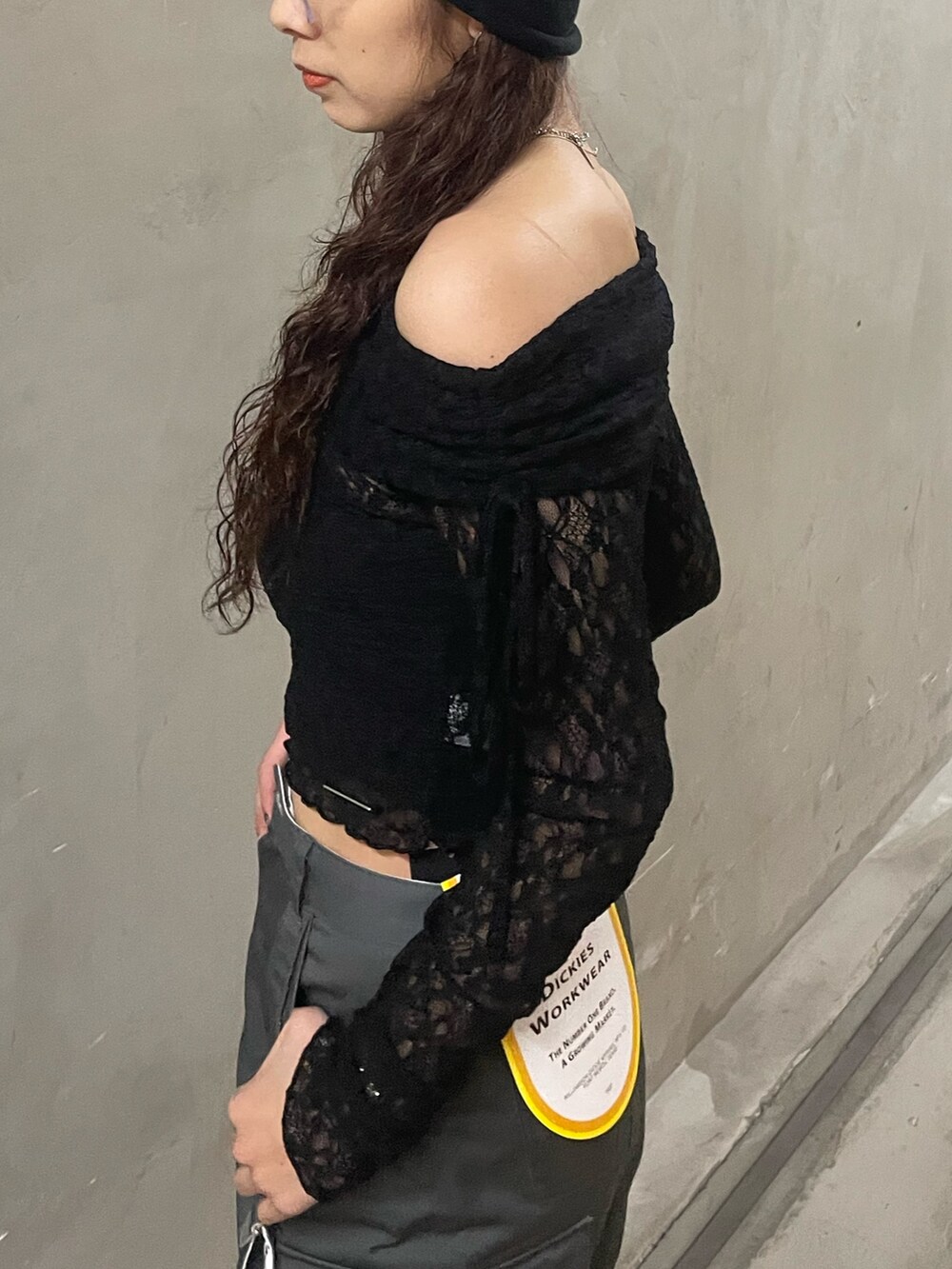 ブラック系のTシャツ/カットソー、ブラック系のTシャツ/カットソー、グレー系のその他パンツを着用したレディースの春コーディネートの5枚目の写真