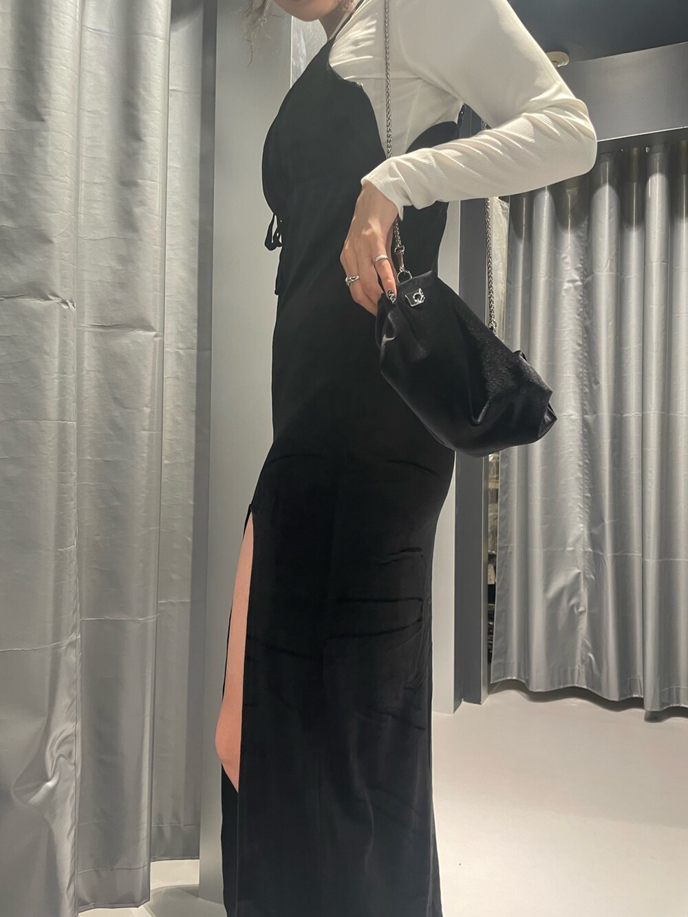 ブルー系のデニムジャケット、ブラック系のワンピース、イエロー系のハンドバッグを着用したレディースの秋コーディネートの6枚目の写真