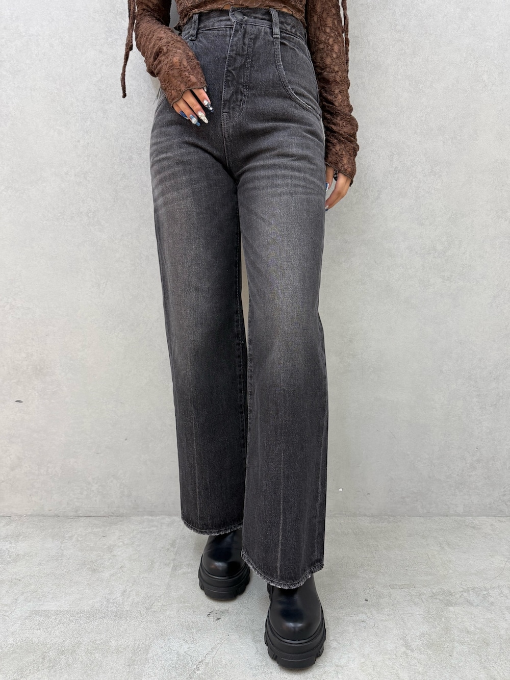 ブラック系のキャミソール、ブラウン系のTシャツ/カットソー、ブラック系のデニムパンツを着用したレディースの秋コーディネートの5枚目の写真