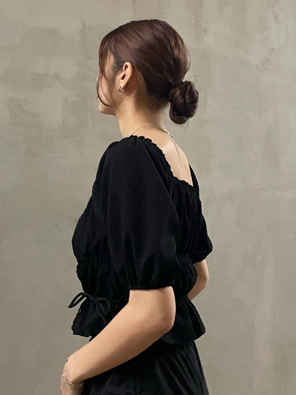 ブラック系のTシャツ/カットソー、ブラック系のスカート、ブラック系のサンダルを着用したレディースの春コーディネートの5枚目の写真