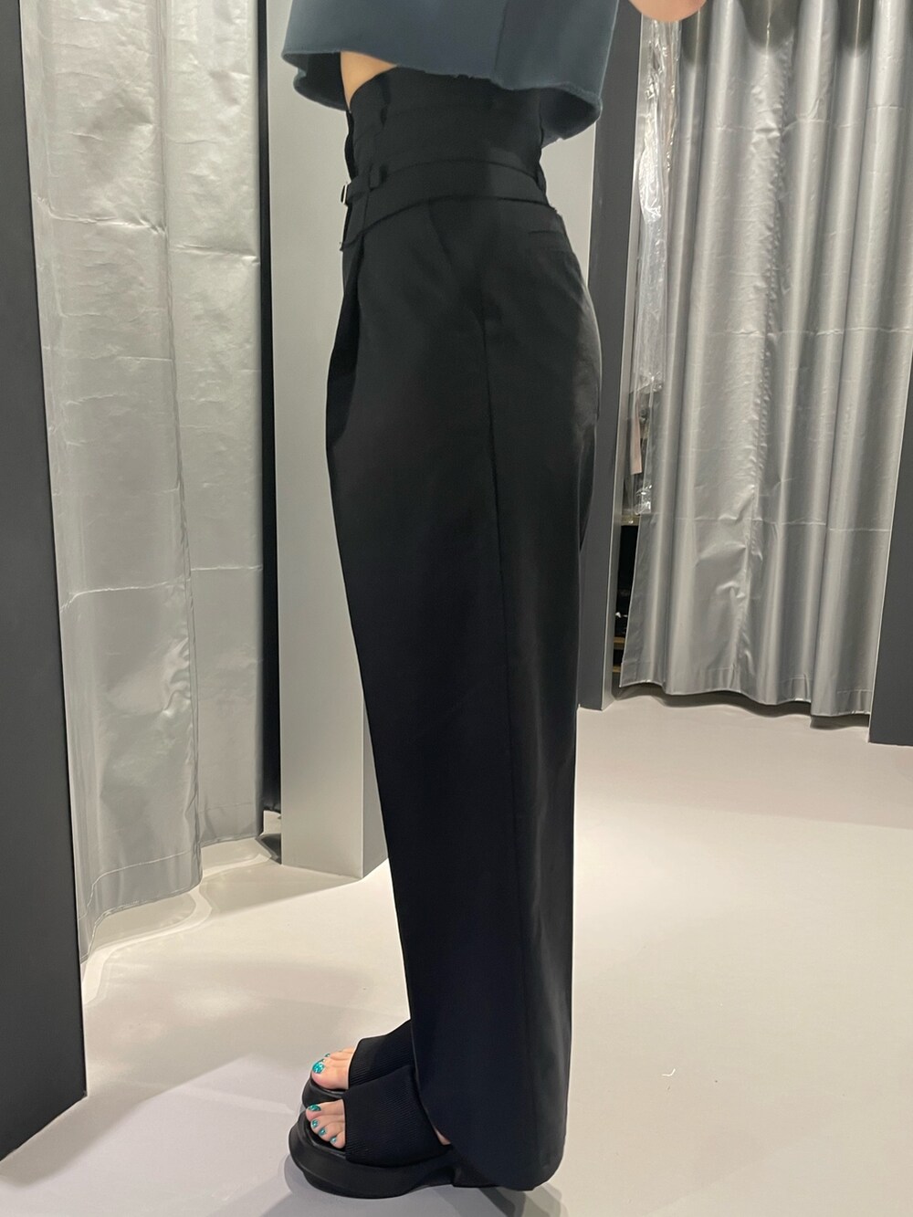 ブルー系のTシャツ/カットソー、ブラック系のその他パンツ、ブラック系のサンダルを着用したレディースの夏コーディネートの8枚目の写真