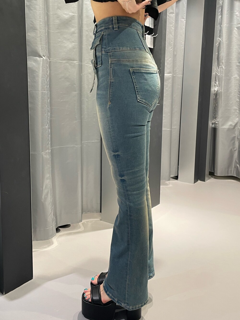 ブラック系のタンクトップ、その他のシャツ/ブラウス、ブルー系のデニムパンツを着用したレディースの夏コーディネートの8枚目の写真