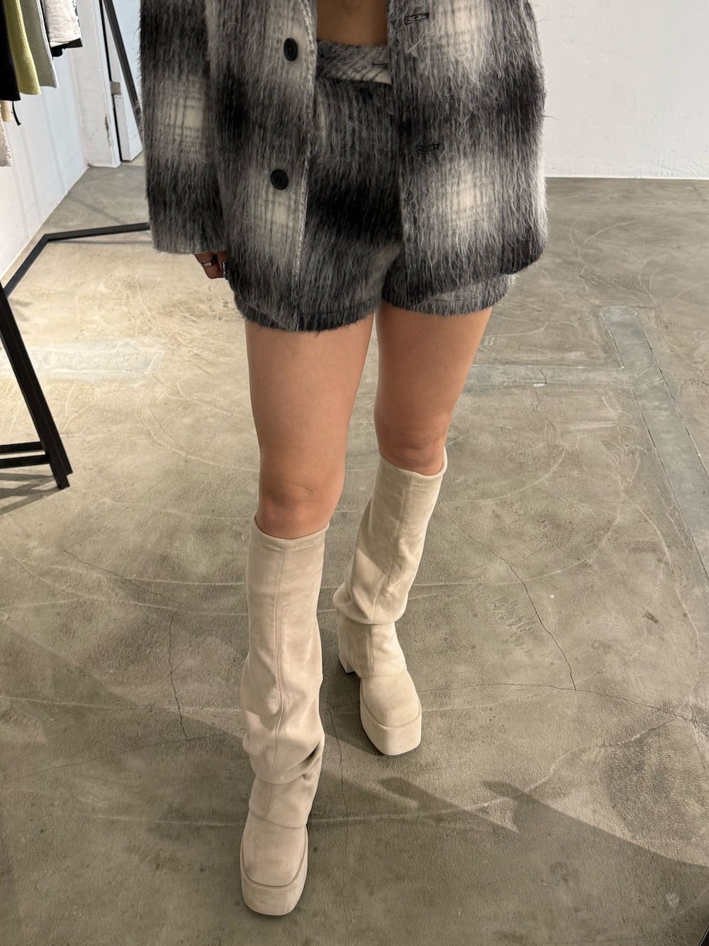 ホワイト系のニット/セーター、ブラック系のその他アウター、ブラック系のその他パンツを着用したレディースの冬コーディネートの6枚目の写真