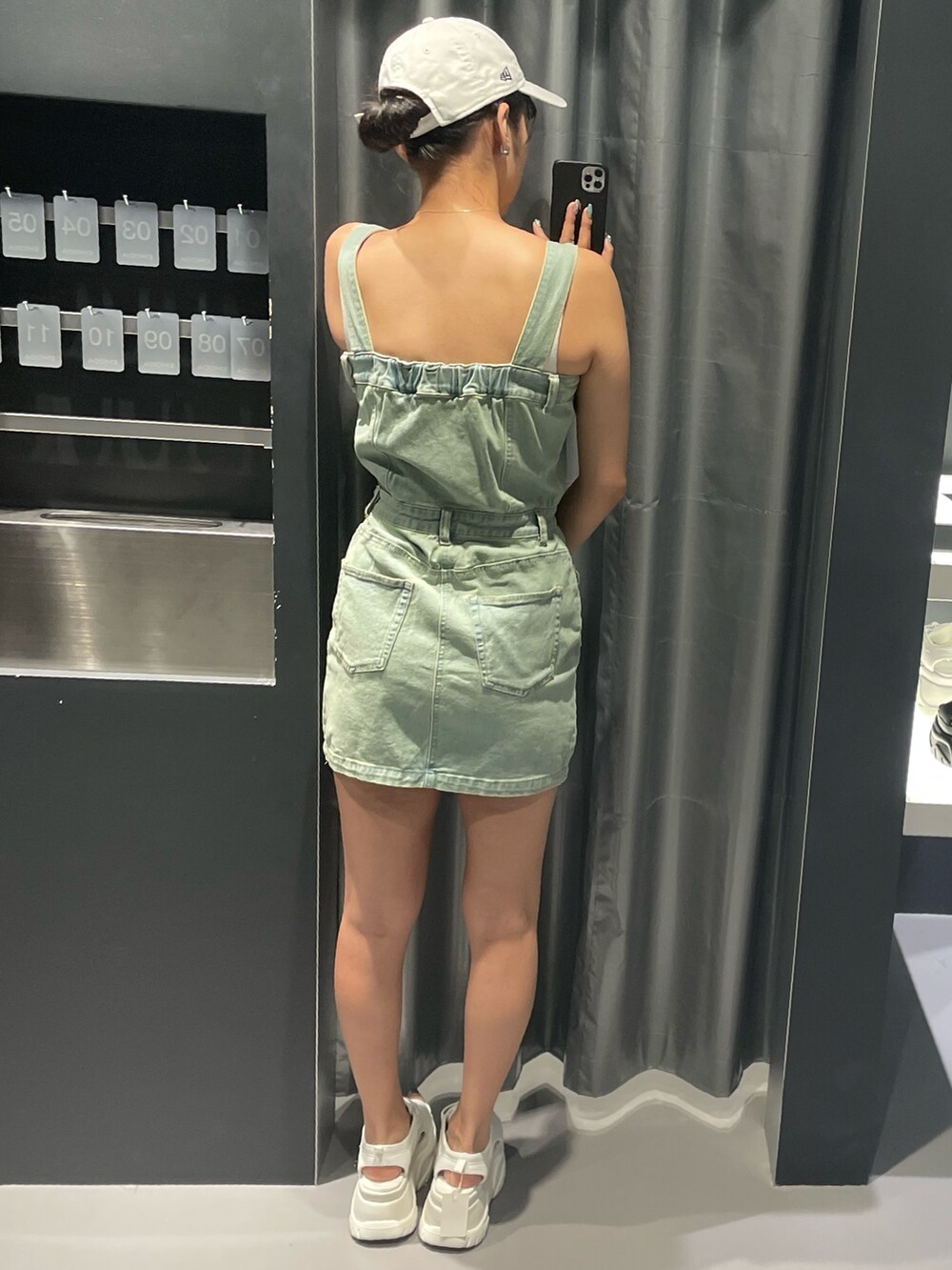 ブルー系のワンピース、ホワイト系のサンダル、シルバー系のネックレスを着用したレディースの夏コーディネートの3枚目の写真