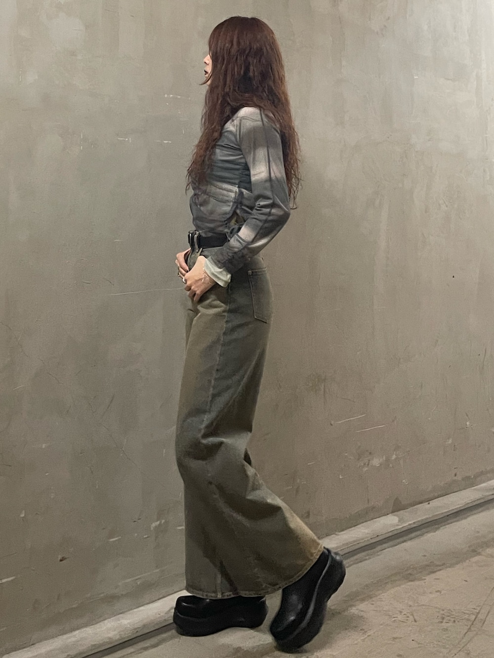 グレー系のTシャツ/カットソー、ブルー系のデニムパンツ、ブラック系のブーツを着用したレディースの春コーディネートの2枚目の写真