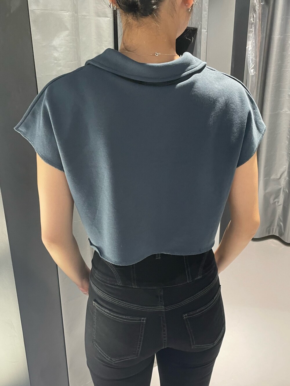 ブルー系のTシャツ/カットソー、ブラック系のその他パンツ、ブラック系のサンダルを着用したレディースの夏コーディネートの6枚目の写真