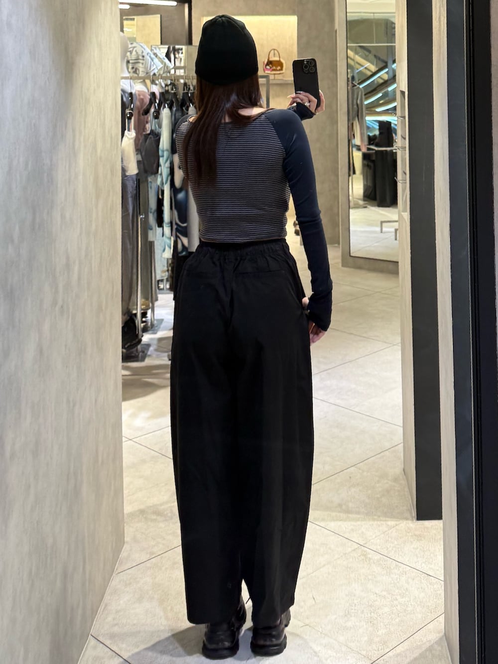 ブルー系のTシャツ/カットソー、ブラック系のその他パンツ、ブラック系のスニーカーを着用したレディースの春コーディネートの3枚目の写真