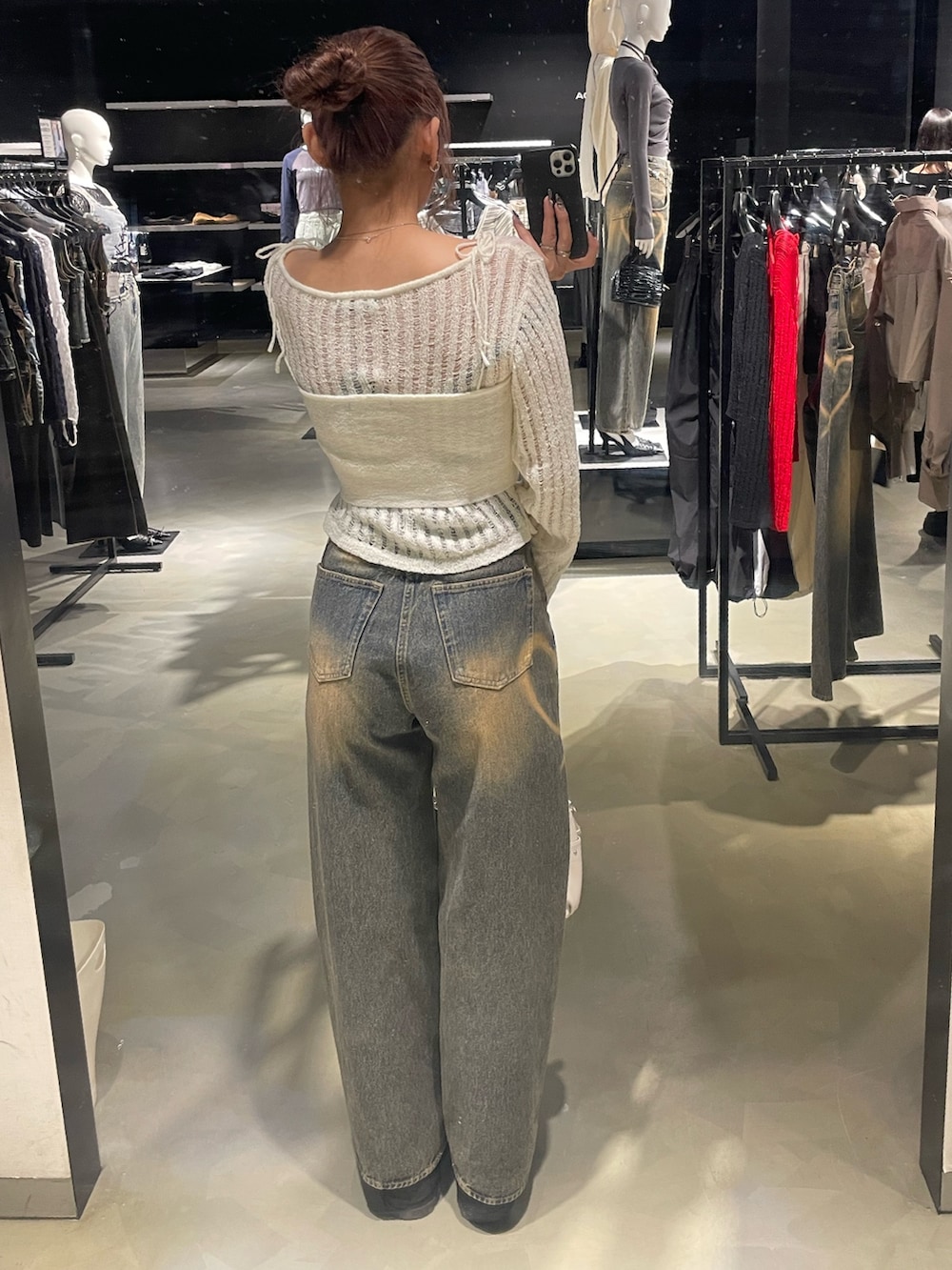 「EMODA、春コーデ、デニム、デニムコーデ、高身長女子、高身長コーデ、骨格ストレート、シアートップス、アンサンブルニット、春ニット、ワイドデニム、ハイウエストデニム、ショートブーツ、厚底ブーツ、ハンドバッグ」｜「EMODAのフックモチーフネックレス（ネックレス、シルバー系）」を使った、菅谷レイナさん（骨格ストレート・レディース・168cm）の春コーディネートの3枚目の写真