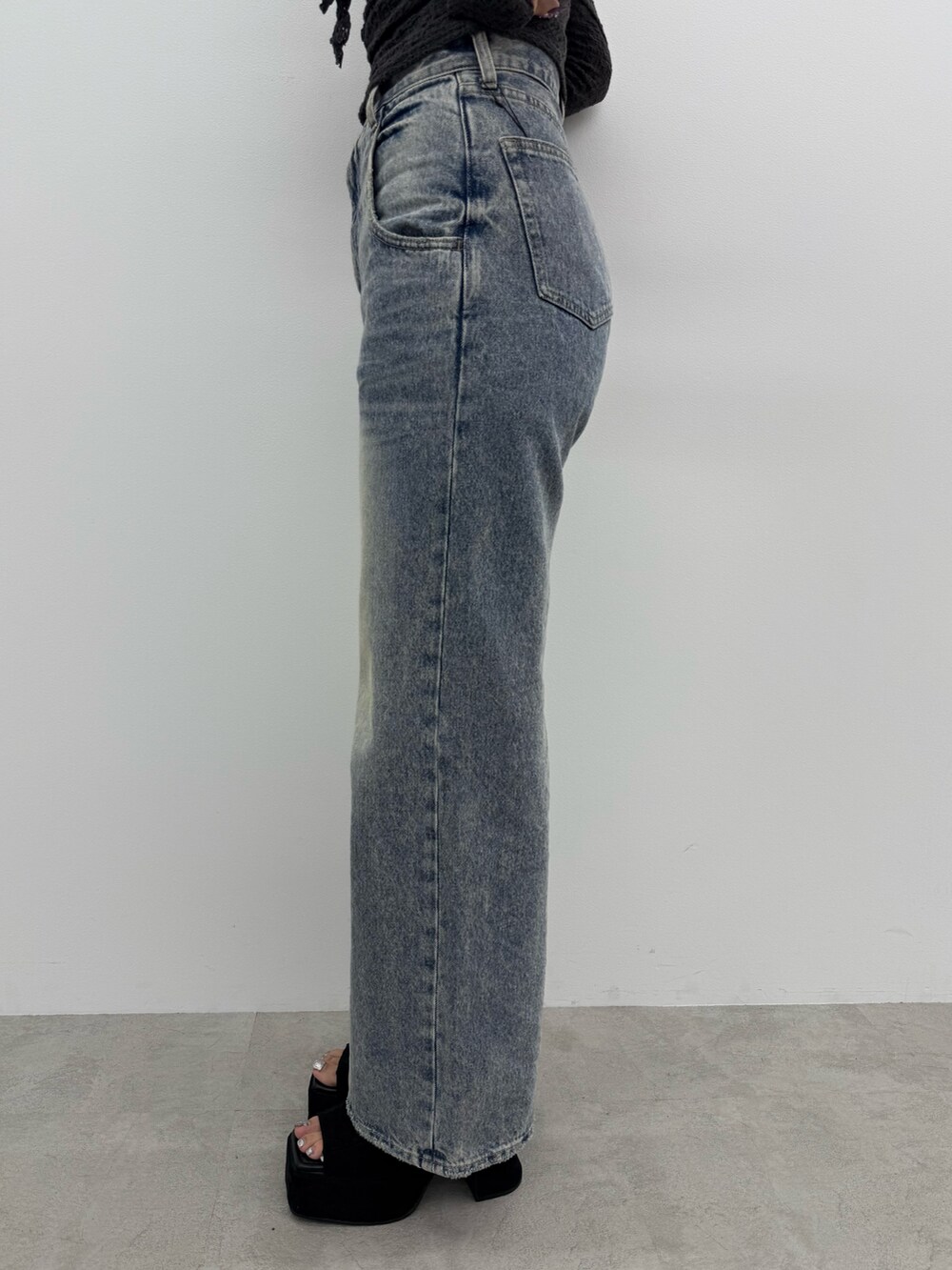 グレー系のTシャツ/カットソー、ブルー系のデニムパンツ、ブラック系のサンダルを着用したレディースの夏コーディネートの7枚目の写真