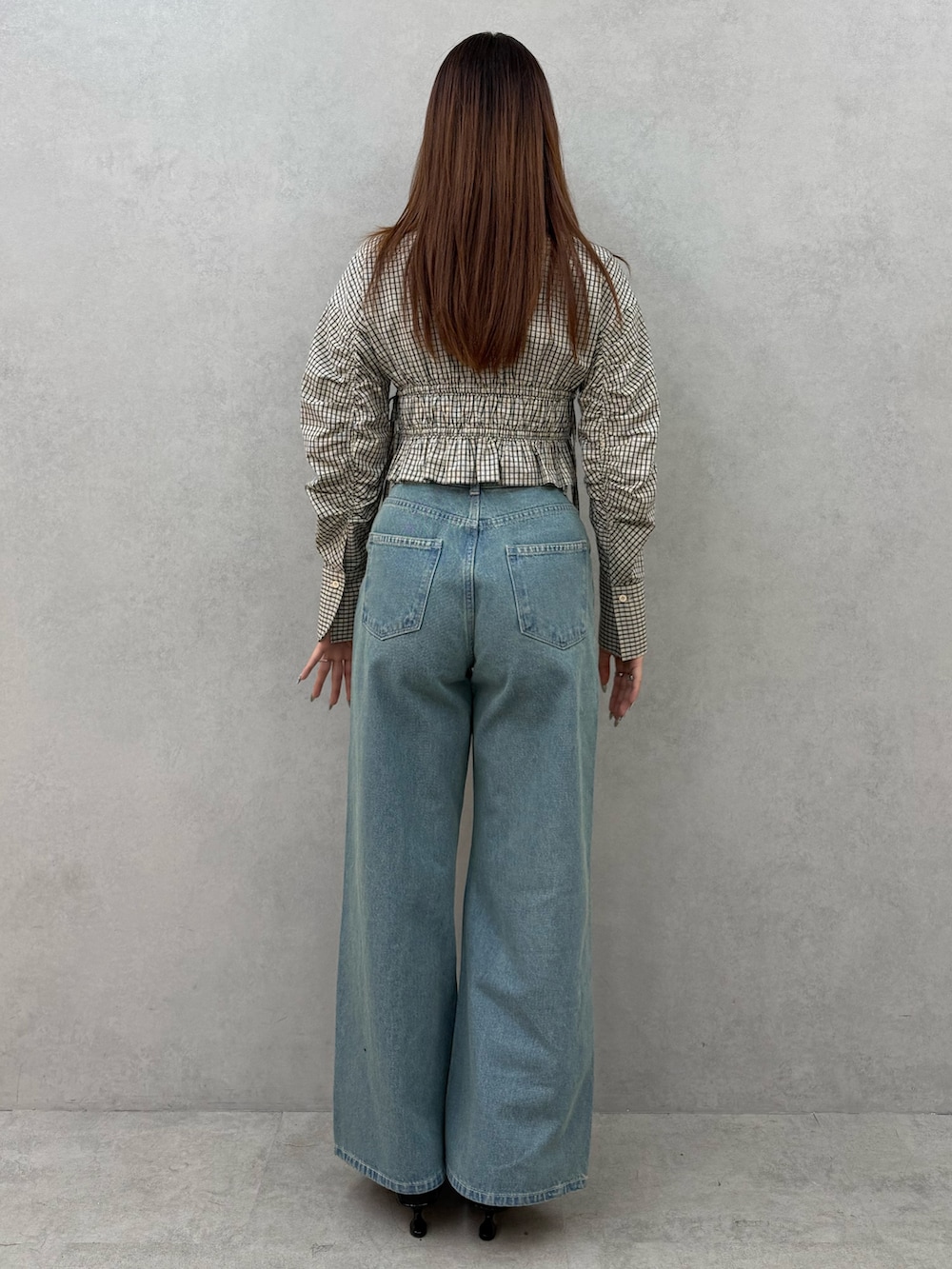 その他のシャツ/ブラウス、ブルー系のデニムパンツ、ブラック系のスニーカーを着用したレディースの冬コーディネートの3枚目の写真