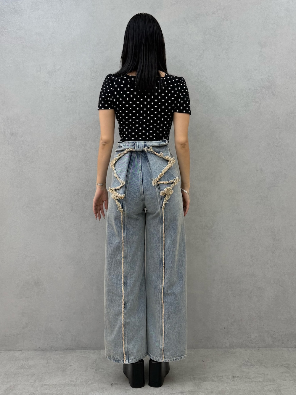 その他のTシャツ/カットソー、ブルー系のデニムパンツ、ブラック系のサンダルを着用したレディースの春コーディネートの3枚目の写真
