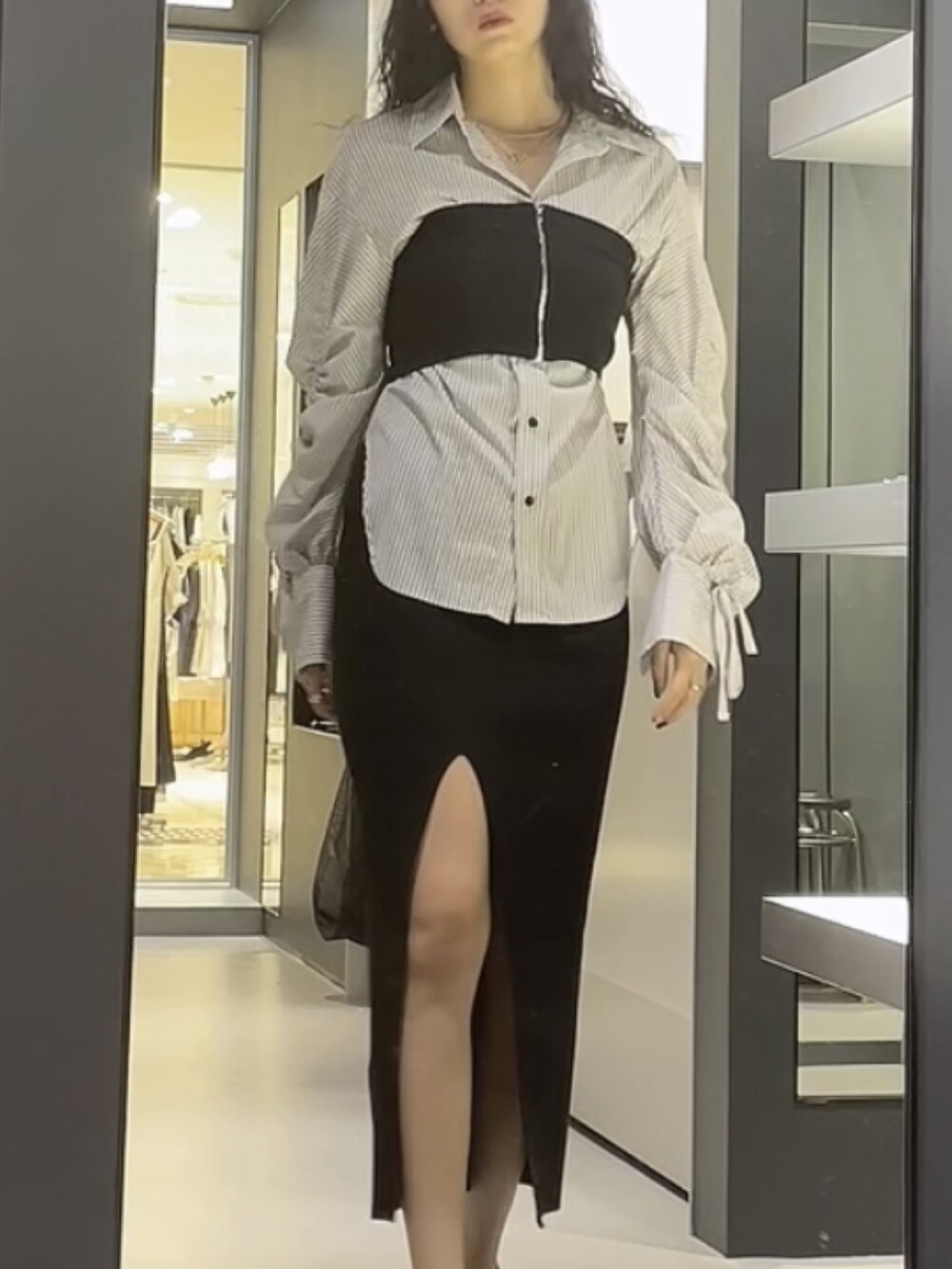 その他のシャツ/ブラウス、ブラック系のワンピース、ブラック系のサンダルを着用したレディースの夏コーディネートの3枚目の写真
