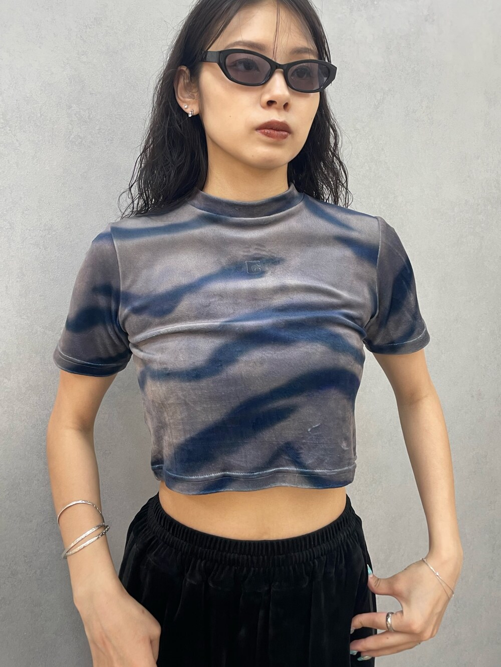 その他のTシャツ/カットソー、ブラック系のその他パンツ、ブラック系のブーツを着用したレディースの夏コーディネートの4枚目の写真