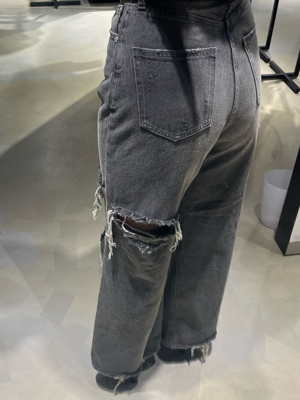 ブラック系のニット/セーター、ブラック系のデニムパンツ、ブラック系のパンプスを着用したレディースの春コーディネートの8枚目の写真