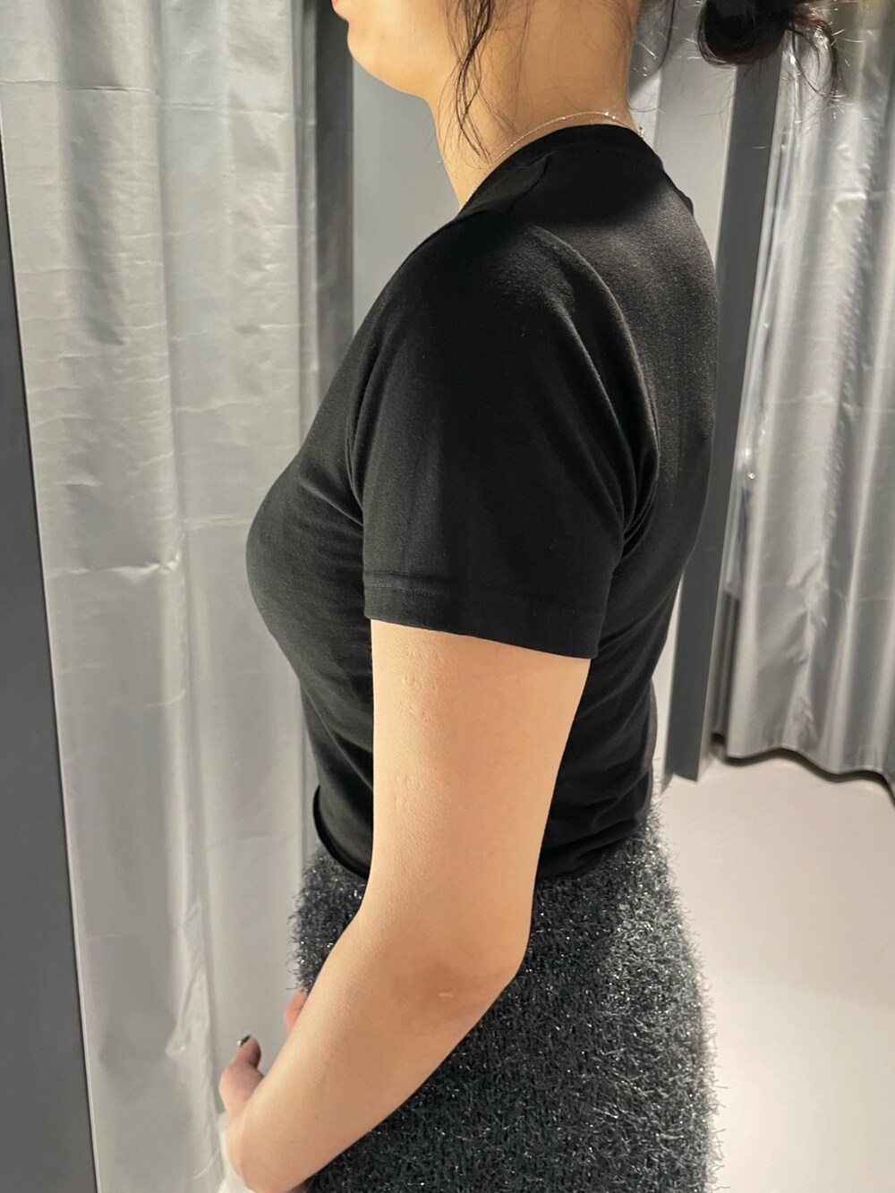 ブラック系のTシャツ/カットソー、グレー系のスカート、ブラック系のサンダルを着用したレディースの夏コーディネートの5枚目の写真