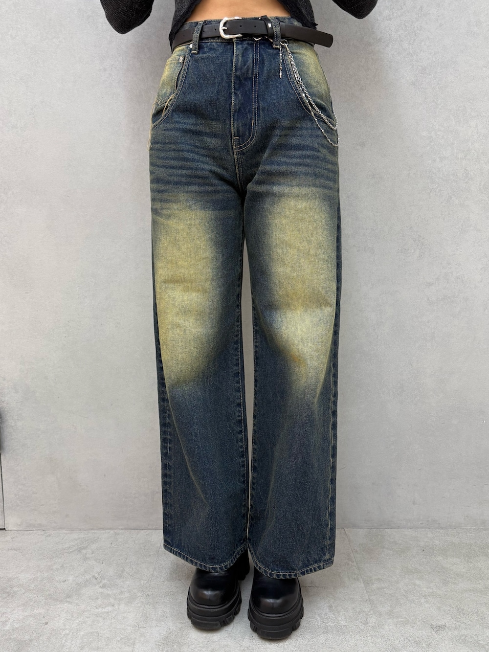 ブラック系のニット/セーター、ブルー系のデニムパンツ、ブラック系のブーツを着用したレディースの冬コーディネートの5枚目の写真