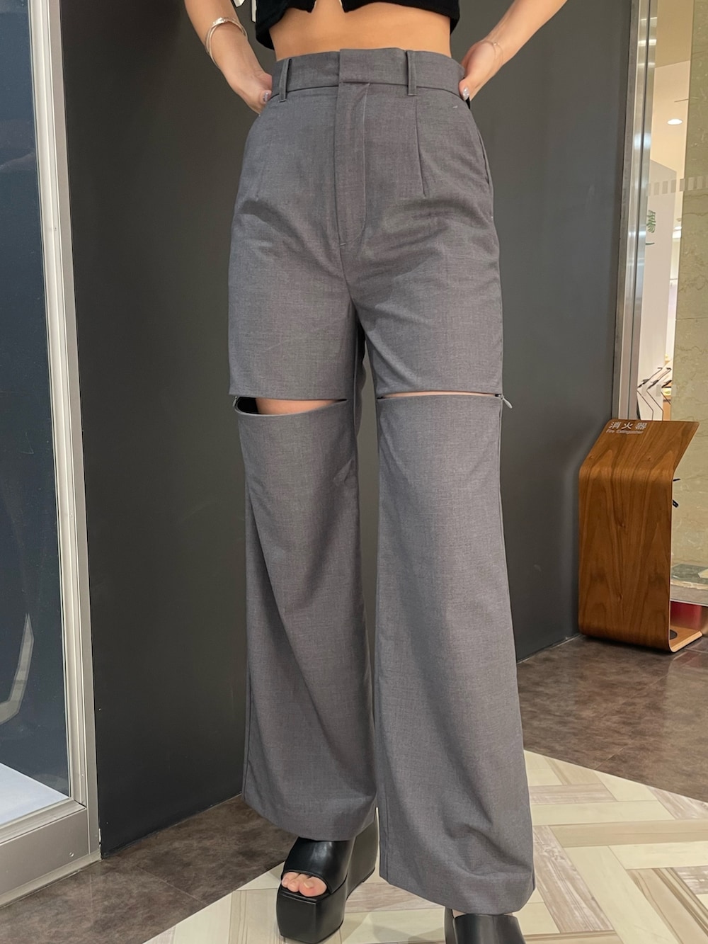 ブラック系のタンクトップ、ブラック系のTシャツ/カットソー、グレー系のその他パンツを着用したレディースの春コーディネートの7枚目の写真