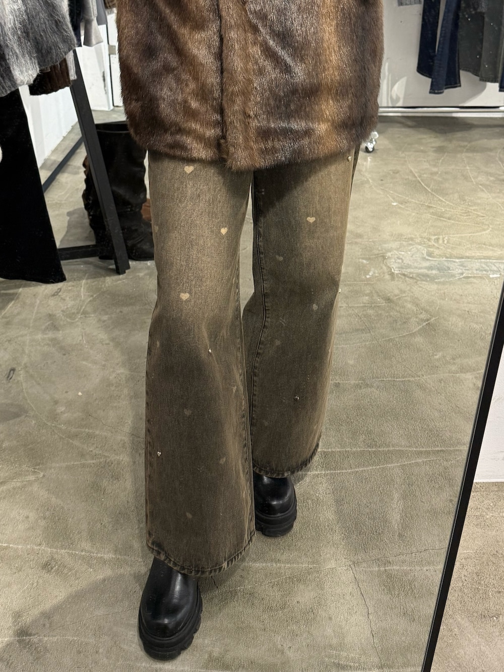 ブラウン系のその他アウター、ブラウン系のデニムパンツ、ブラック系のブーツを着用したレディースの秋コーディネートの6枚目の写真