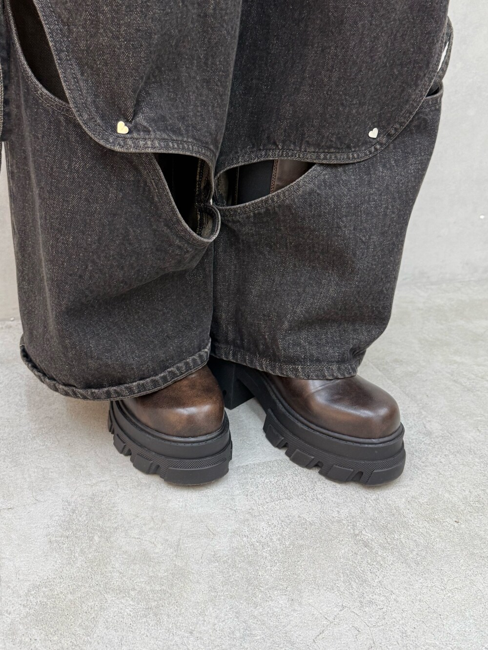 ブラウン系のシャツ/ブラウス、ブラック系のその他パンツ、ブラウン系のブーツを着用したレディースの夏コーディネートの6枚目の写真