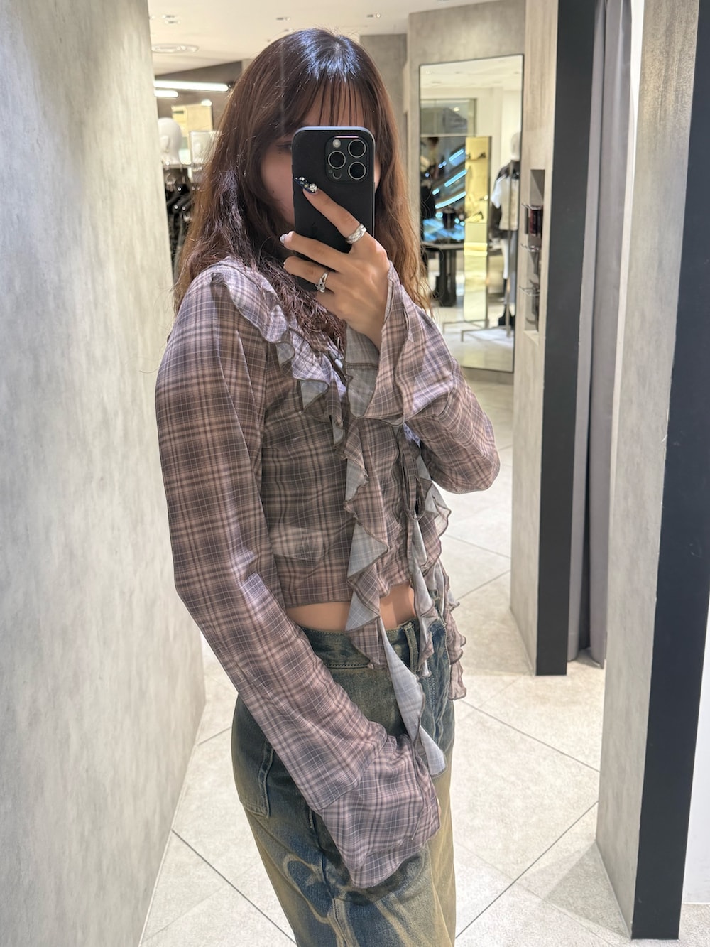 ベージュ系のシャツ/ブラウス、ブラック系のキャミソール、ブルー系のデニムパンツを着用したレディースの秋コーディネートの5枚目の写真