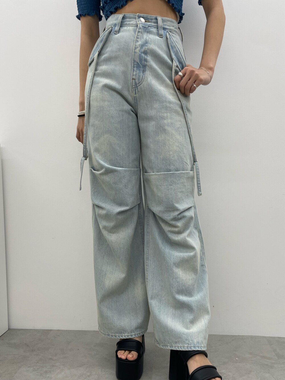 ブラック系のTシャツ/カットソー、ブルー系のデニムパンツ、ブラック系のショルダーバッグを着用したレディースの夏コーディネートの7枚目の写真