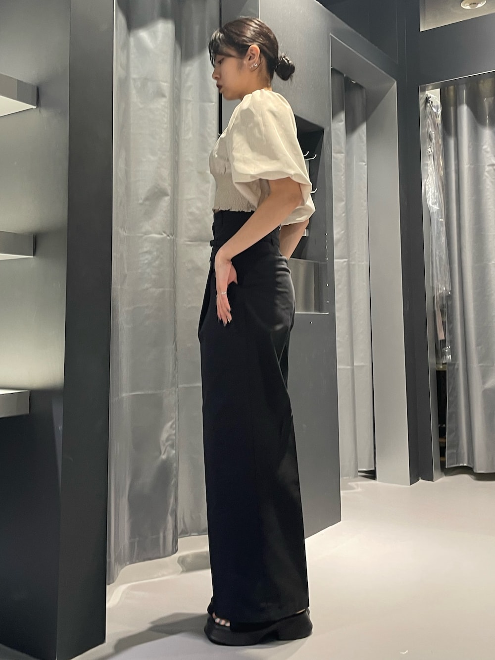 ベージュ系のTシャツ/カットソー、ブラック系のその他パンツ、ブラック系のサンダルを着用したレディースの夏コーディネートの2枚目の写真