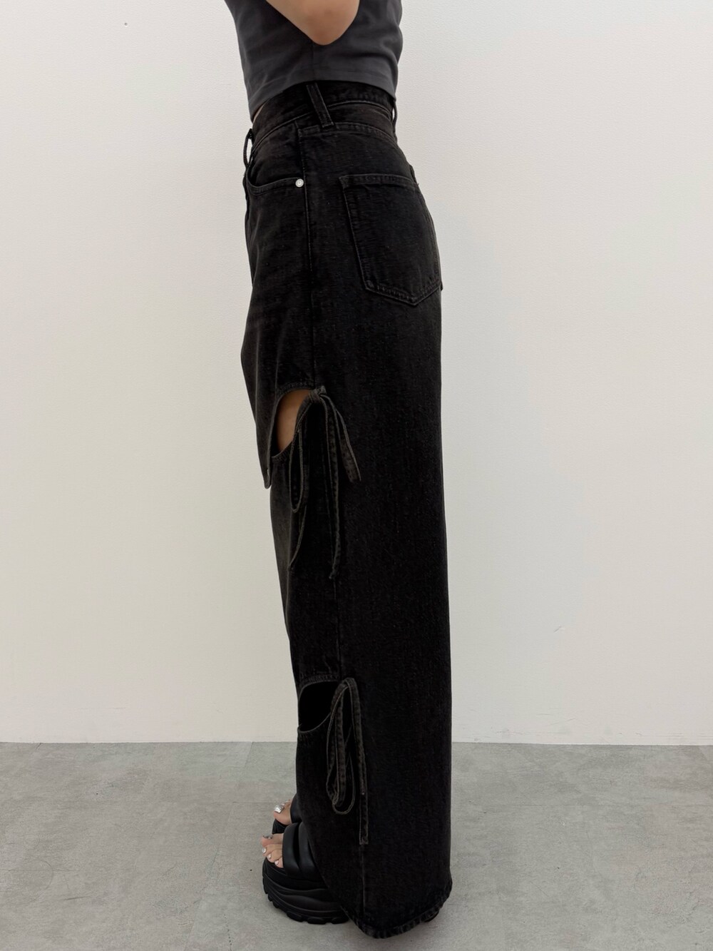 グレー系のTシャツ/カットソー、ブラック系のデニムパンツ、ブラック系のサンダルを着用したレディースの夏コーディネートの8枚目の写真