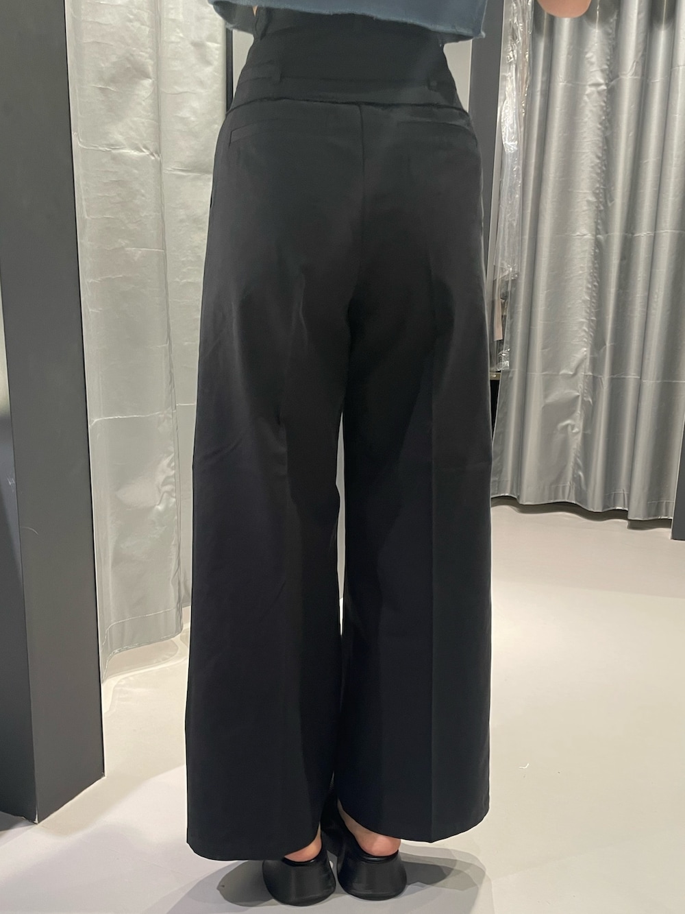 ブルー系のTシャツ/カットソー、ブラック系のその他パンツ、ブラック系のサンダルを着用したレディースの夏コーディネートの9枚目の写真